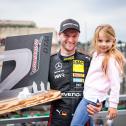 Besonderer Moment: Maro Engel mit Tochter Sophia auf dem DTM-Podium