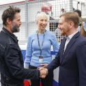 Sachsens Ministerpräsident Michael Kretschmer schüttelt Hollywood-Star Keanu Reeves die Hand