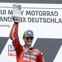 Francesco Bagnaia reckt einen Siegerpokal made by Metallbau Maltitz in die Höhe