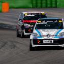 Cedric Fuchs (vorne) hat sich an der Spitze der Fahrerwertung im ADAC Tourenwagen Junior Cup einen kleinen Vorsprung verschaffen können (Foto: ADAC Tourenwagen Junior Cup)