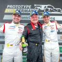 Markus Pommer (links), Karl Jennings (Mitte, Teammanager Gebhardt Motorsport) und Valentino Catalano (rechts) feiern den Titelgewinn