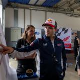 Stefan Bradl erklärt Förderfahrerin Anina Urlaß die Strecke von Oschersleben (c) Markus Toppmöller