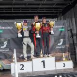 Cedric Fuchs (Mitte) gewann beide Rennen und den Titel im ADAC Tourenwagen Junior Cup; zweimal Zweiter wurde in der Eifel Mike Müller (links), zweimal Dritter Julian Konrad (rechts) (Foto: ADAC Tourenwagen Junior Cup)