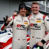 Julian Hanses (rechts) und Jay Mo Härtling (links) feiern ihre erfolgreiche Saison im GTC Race (Foto: GTC Race)