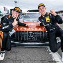 Tom Kalender und Elias Seppänen (l-r) bejubeln auf dem Hockenheimring ihren Titelgewinn