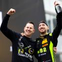 Stefan Schlund (Teameigner von SSR Performance) und Mirko Bortolotti freuen sich über den Titel 