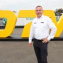 ADAC Motorsportchef Thomas Voss vor dem neuen DTM-Logo