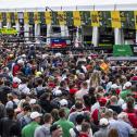 Beim Pitwalk kommen Fans den PS-starken Fahrzeugen und den DTM-Stars ganz nah