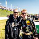 Fußball-Profi Maximilian Arnold besuchte DTM-Pilot Luca Engstler (l-r)