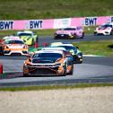 Zunächst machte Roman Fellner-Feldegg im Aston Martin die Pace an der Spitze