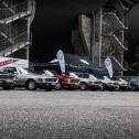 Das Markenclubareal verwandelt die Osttribüne in ein Freilicht-Museum aus Chrom und Blech (Foto: Mercedes-Benz R/C 107 SL-Club Deutschland e.V.)