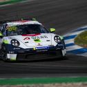 Jaap van Lagen und Mariusz Górecki bekamen den größten Pokal in der Porsche Endurance Challenge Deutschland (Foto: Porsche Sports Cup)