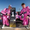 Mattias Pluschkell (links) und Maksymilian Angelard (rechts) freuen sich über ihren ersten Erfolg im Prototype Cup Germany