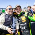 Vater Hakan jubelte mit Sohn Ayhancan Güven über den Sieg in Oschersleben