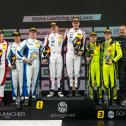 Das Podium: Alexander Schwarzer, Alexander Fach, Nico Hantke, Denis Bulatov, Simon Birch, Leo Pichler, Max Wiskirchen und Jannes Fittje (v.l.)
