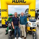 Zielankunft bei der ADAC Youngtimer Tour Bodensee: Projektleiter der Klassikwelt Bodensee Roland Bosch (Zweiter von links) und ADAC Tourismuspräsident Karlheinz Jungbeck (Zweiter von rechts) zusammen mit der Motorradstaffel vom Polizeimuseum StuttgartZiel