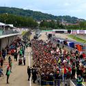 Einen Blick in die Boxen ermöglicht der Pitwalk am Donnerstag