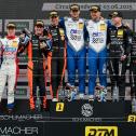 Das Podium: Jonas Karklys, Emil Gjerdrum, Leyton Fourie, Tim Zimmermann, Finn Zulauf, Simon Connor Primm sowie Juliano und Sandro Holzem (v.l.)