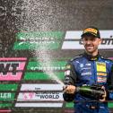 Ganz oben auf dem Podium nach einem Start-Ziel-Erfolg: René Rast
