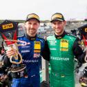 René Rast und Marco Wittmann holen zwei Pokale für Schubert Motorsport (l-r)