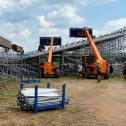Der Aufbau der Zuschauertribünen am Sachsenring hat bereits begonnen