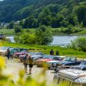 Oldtimer-Fans können das vielfältige Starterfeld der ADAC Deutschland Klassik 2025 an ausgewählten Stationen hautnah und mit Moderation erleben