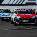Julian Konrad, Mike Müller und Finn Niklas Wollnik lieferten sich im ersten Lauf des ADAC Tourenwagen Junior Cup einen spannenden Dreikampf (Foto: ADAC Tourenwagen Junior Cup)