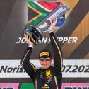 Mit dem Siegerpokal ganz oben auf dem DTM-Podium: Jordan Pepper 