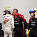 Sven Barth (Mitte) gratuliert Valentino Catalano (links) zum zweiten Platz, Maxim Dirickx (rechts) steht daneben