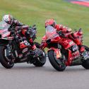 Das entscheidende Duell um den Sieg: Marco Bezzecchi gegen Marc Marquez (l-r)