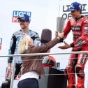 Dr. Christiane Schenderlein (Staatsministerin für Sport und Ehrenamt) überreichte Marc Marquez seinen Pokal