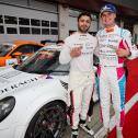 Ahmed Alkhoori und Gian Luca Tüccaroglu freuen sich über den Triumph in der Porsche Endurance Challenge Deutschland (Foto: Porsche Sports Cup)