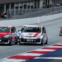 Julian Konrad, Mike Müller und Finn Niklas Wollnik kämpfen um den Sieg im ADAC Tourenwagen Junior Cup, Moritz Groneck lauert dahinter (Foto: ADAC Tourenwagen Junior Cup)
