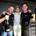 Tim Horrell feiert seinen Sieg in der Porsche Sprint Challenge Deutschland GT4 zusammen mit seinem Team W&S Motorsport (Foto: Porsche Sports Cup)