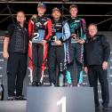 Siegerehrung nach Rennen eins der Porsche Sprint Challenge Deutschland GT3: Sieger Tomasz Magdziarz (Mitte), Fabian Dybionka (2.v.l.) auf Rang zwei und Markus Kajak (2.v.r.) auf Platz drei (Foto: Porsche Sports Cup Deutschland)