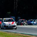 Mike Müller (vorne) gewann Lauf eins des ADAC Tourenwagen Junior Cup (Foto: ADAC Tourenwagen Junior Cup)