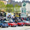 Oldtimer hautnah: Oldtimer-Enthusiasten nutzen die Gelegenheit das „rollende Museum“ aus nächster Nähe zu erleben