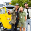 Prominente Oldtimer-Fans auf der ADAC Europa Classic 2025 (v. l. n. r.): Schauspieler Ralf Bauer, „Tatort-Kommissar“ Richy Müller sowie Boygroup-Star der 1990er und Pop-Schlager-Künstler Eloy de Jong