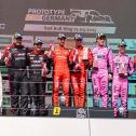 Siegerehrung mit allen noch verbleibenden Kandidaten für den Juniortitel: Maxim Dirickx (3.v.l, Zweiter im Rennen), Riccardo Leone Cirelli (4.v.l., Sieger), Mattias Bjerre Jakobsen (4.v.r., Sieger), Maksymilian Angelard (3.v.r., Dritter im Rennen) und Mat