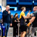 Ben Dörr und Bodybuilder-Ikone Markus Rühl (l-r) bei der „Pit Stop Tyre Change Challenge“