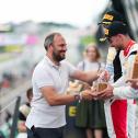 Der zweimalige DTM-Champion Gary Paffett bei der Pokalübergabe in der ADAC GT4 Germany