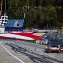 Fotofinish zwischen dem BMW M4 GT3 Evo von Schubert Motorsport und dem Porsche 911 GT3 R von Razoon – more than Racing