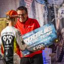 Wolfgang Terfloth überreicht den Bridgestone Rookie of the Year-Preis an Moritz Ernecker