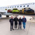 Ayhancan Güven, Jordan Pepper, Lucas Auer und Fabio Scherer vor dem Jet im neuen DTM-Look (l-r)