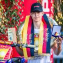 Stolz präsentiert Oskar Romberg seine DMX-Medaille und den Pokal
