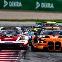 Die Verfolger Leyton Fourie/Tim Zimmermann im BMW M4 GT3 Evo und Leo Pichler/Simon Birch im Porsche 911 GT3 R