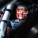 Patriots an Bord: Fabio Scherer mit Football-Helm im DTM-Rennfahrzeug 
