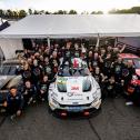 Finn Wiebelhaus und Salman Owega feiern mit ihrem Haupt Racing Team die Meisterschaft