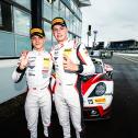 Simon Birch und Leo Pichler jubeln über ihre Podiumsplatzierung
