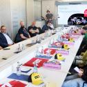 Knackige Fragen für Mirko Bortolotti und Nicki Thiim bei einer Kinder-Pressekonferenz